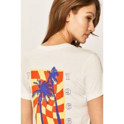 Vans - T-shirt. Białe topy damskie Vans, s, z nadrukiem, z bawełny, z okrągłym kołnierzem. Za 129,90 zł.