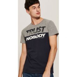 T-shirt z napisem - Granatowy. Niebieskie t-shirty męskie House, l, z napisami. Za 39,99 zł.