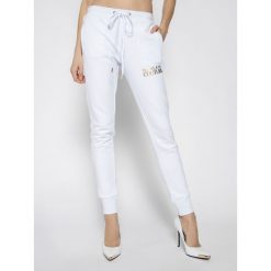 Spodnie dresowe Versace Jeans Couture A1HVA130. Białe spodnie damskie Versace Jeans Couture, z bawełny. W wyprzedaży za 639,00 zł.