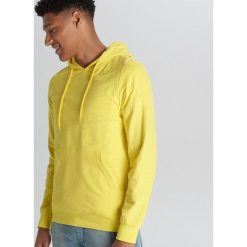 Bluza z kapturem basic - Żółty. Żółte bluzy męskie Cropp, s, z kapturem. W wyprzedaży za 29,99 zł.