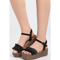 Czarne Sandały Striped Style. Czarne koturny damskie Born2be, na wysokim obcasie, na koturnie, z paskami. Za 69,99 zł.