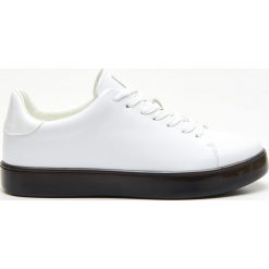 Sneakersy na grubej podeszwie - Biały. Białe sneakersy damskie marki Cropp. Za 119,99 zł.