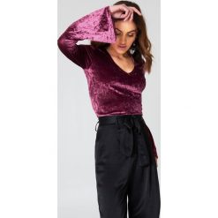 NA-KD Party Aksamitny sweter z falbaniastym rękawem - Pink. Różowe swetry damskie NA-KD Party, bez wzorów, z długim rękawem, długie, bez kaptura. W wyprzedaży za 48,58 zł.