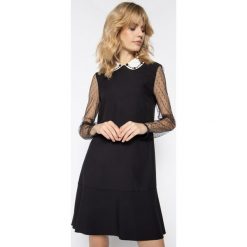 Sukienka koktajlowa Red Valentino TR3VAL25. Czarne sukienki damskie Red Valentino, bez wzorów, z poliesteru, wizytowe, bez kołnierzyka, bez rękawów. W wyprzedaży za 1479,00 zł.