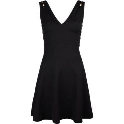 Guess Sukienka. Sukienki damskie Guess, z aplikacjami, z tkaniny, bez kołnierzyka, bez rękawów, dopasowane. Za 249,00 zł.