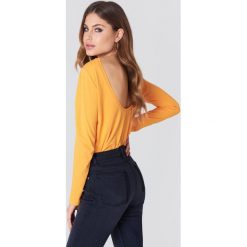 NA-KD Basic Top z długim rękawem i odkrytymi plecami - Orange. Pomarańczowe topy damskie marki NA-KD Basic, bez wzorów, z okrągłym kołnierzem. W wyprzedaży za 36,47 zł.