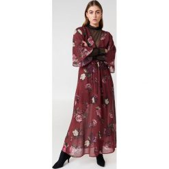 NA-KD Boho Szyfonowa sukienka płaszczowa - Red,Multicolor. Czerwone sukienki damskie marki NA-KD Boho, bez wzorów, z poliesteru, boho, bez kołnierzyka, bez rękawów, maxi. W wyprzedaży za 27,88 zł.