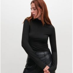 Gładka bluzka z golfem -. Bluzki damskie Reserved, s, bez wzorów, bez rękawów. Za 39,99 zł.