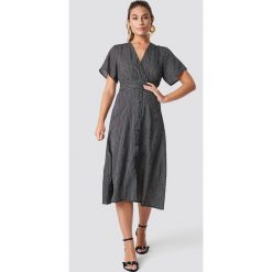 Glamorous Sukienka z dekoltem v - Black. Sukienki małe czarne damskie marki Glamorous, w paski, z materiału, z dekoltem na plecach, z krótkim rękawem, krótkie. Za 222,95 zł.