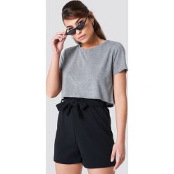 NA-KD Basic Krótki t-shirt z okrągłym dekoltem - Grey. Szare t-shirty damskie NA-KD Basic, z dzianiny, z okrągłym kołnierzem. Za 40,95 zł.