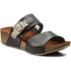 Klapki DR. BRINKMANN - 700959 Schwarz 1. Czarne klapki damskie Dr. Brinkmann, bez wzorów, ze skóry, bez obcasa, na obcasie. Za 209,00 zł.