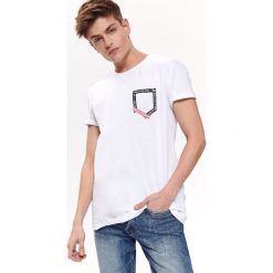 T-shirt z nadrukiem. Białe t-shirty męskie Top Secret, na lato, m, z nadrukiem, z bawełny, bez kołnierzyka, krótkie. W wyprzedaży za 14,99 zł.