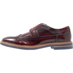 Base London TURNER Oksfordki bordo. Czerwone półbuty męskie marki Base London, bez wzorów, ze skóry, na sznurówki. Za 549,00 zł.
