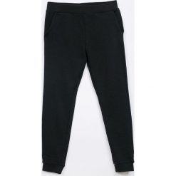 Guess Jeans - Spodnie dziecięce 118-175 cm. Czarne spodnie dziewczęce Guess Jeans, z aplikacjami, z bawełny, casualowe. W wyprzedaży za 59,90 zł.