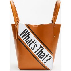 Torebka z napisem - Brązowy. Pomarańczowe torebki klasyczne damskie Cropp, z napisami, bez dodatków. W wyprzedaży za 29,99 zł.