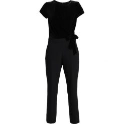 S.Oliver BLACK LABEL OVERALL Kombinezon glamour black. Czarne spodnie damskie marki s.Oliver BLACK LABEL, s, bez wzorów, z elastanu, glamour, bez kołnierzyka, bez rękawów. W wyprzedaży za 399,20 zł.