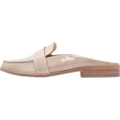 Klapki damskie: Vince Camuto KIRSTIE Klapki timeless taupe