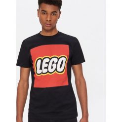 T-shirt z nadrukiem LEGO - Czarny. Czarne t-shirty męskie House, s, z nadrukiem, bez kołnierzyka. Za 59,99 zł.