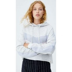 Bluza z panelami w szpic. Szare bluzy damskie Pull&Bear, bez wzorów, bez rękawów, bez kaptura. Za 89,90 zł.