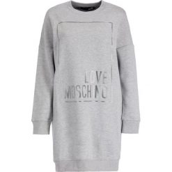 Sukienka dzianinowa LOVE MOSCHINO W5A4802M 4068. Szare sukienki damskie Love Moschino, m, bez wzorów, z bawełny, bez kołnierzyka, bez rękawów. W wyprzedaży za 449,00 zł.