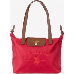 U.S. Polo Assn Patterson Medium Torebka Czerwony. Czerwone torebki klasyczne damskie U.S. Polo Assn., w paski, z materiału, bez dodatków. Za 343,95 zł.