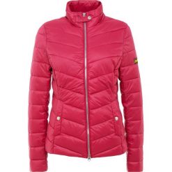 Barbour International™ AUBERN QUILT Kurtka przejściowa grenadine. Czerwone kurtki damskie Barbour International™, bez wzorów, z materiału. Za 919,00 zł.