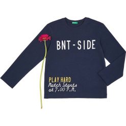 Koszulka w kolorze granatowym. Niebieskie t-shirty chłopięce Benetton Kids, z nadrukiem, z bawełny, z długim rękawem. W wyprzedaży za 22,95 zł.