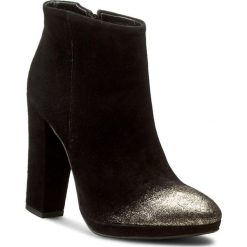 Botki CARINII - B3677 H93-000-PSK-B87. Czarne botki damskie na obcasie Carinii, z materiału. W wyprzedaży za 279,00 zł.