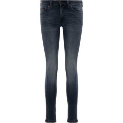 Jeansy Slim Fit Tommy Jeans DW0DW07059. Niebieskie jeansy damskie Tommy Jeans. W wyprzedaży za 219,00 zł.