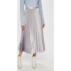 Guess Jeans - Spódnica. Żółte spódniczki damskie s, z aplikacjami, z poliesteru, maxi, rozkloszowane. W wyprzedaży za 439,90 zł.