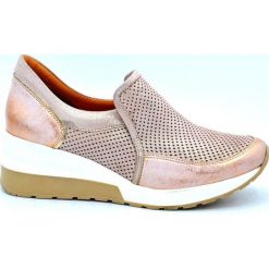 Sneakersy ażurowe skórzane miedziane Aga. Pomarańczowe koturny damskie Aga, bez obcasa, na koturnie, bez zapięcia. W wyprzedaży za 279,00 zł.