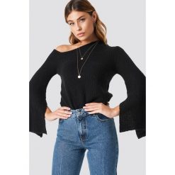 Linn Ahlborg x NA-KD Sweter na jedno ramię - Black. Czarne swetry klasyczne damskie marki Linn Ahlborg x NA-KD, z dzianiny. Za 141,95 zł.