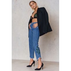 NA-KD Jeansy ze skośnym wykończeniem Snake - Blue. Niebieskie spodnie z wysokim stanem NA-KD, z podwyższonym stanem. W wyprzedaży za 110,48 zł.