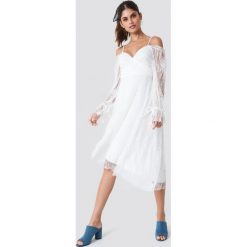 Trendyol Asymetryczna sukienka midi z koronką - White. Białe długie sukienki Trendyol, w koronkowe wzory, z koronki, z asymetrycznym kołnierzem, z długim rękawem, asymetryczne. Za 181,95 zł.