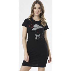 Czarna Sukienka Rhaetiax. Czarne sukienki damskie Born2be, s, bez wzorów, z dzianiny, bez kołnierzyka, bez rękawów. W wyprzedaży za 34,99 zł.
