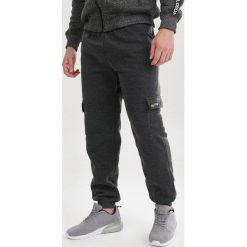 Ciemnoszare Spodnie Zaehthine. Szare spodnie męskie Born2be, xl, bez wzorów, z dresówki. Za 49,99 zł.