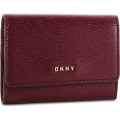 Mały Portfel Damski DKNY - Bryant Card Case Id R82Z3503 Blood Red XOD. Czerwone portfele damskie DKNY, bez wzorów, ze skóry. W wyprzedaży za 219,00 zł.