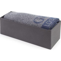 Zestaw Szalik i Czapka GUESS - M94Z66 Z2HK0 DWHT. Szare szaliki damskie Guess, z aplikacjami, z wiskozy. W wyprzedaży za 219,00 zł.