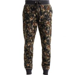 Spodnie dresowe damskie: Converse ESSENTIALS STAR CAMO PANT Spodnie treningowe converse khaki/multi