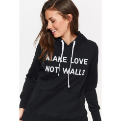 BLUZA DAMSKA KANGURKA, Z NADRUKIEM. Czarne bluzy sportowe damskie Top Secret, na jesień, z nadrukiem. Za 69,99 zł.