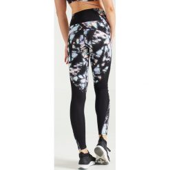 Legginsy fitness cardio damskie 500 czarne z nadrukiem. Czarne legginsy sportowe damskie DOMYOS, xs, w paski, z elastanu, na fitness i siłownię. Za 89,99 zł.