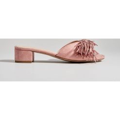 Klapki slip on na obcasie - Różowy. Różowe klapki damskie Mohito, bez wzorów, bez obcasa, na obcasie. Za 89,99 zł.
