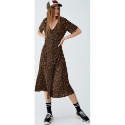 Sukienka midi w kwiaty. Czarne sukienki damskie Pull&Bear, w kwiaty, bez kołnierzyka, bez rękawów, midi. Za 139,00 zł.