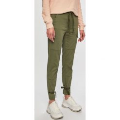 G-Star Raw - Spodnie. Zielone spodnie damskie G-Star RAW, bez wzorów, z elastanu, retro. W wyprzedaży za 399,90 zł.