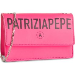 Saszetka nerka Patrizia Pepe 2V8967/A5K9-M358. Różowe nerki damskie Patrizia Pepe, bez wzorów, bez dodatków. W wyprzedaży za 419,00 zł.