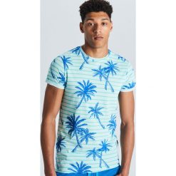 Koszulka z nadrukiem palm - Turkusowy. Niebieskie koszulki męskie Cropp, s, z nadrukiem, bez kołnierzyka, bez rękawów. Za 49,99 zł.