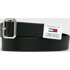 Tommy Jeans - Pasek skórzany. Czarne paski damskie Tommy Jeans, w paski, z jeansu. W wyprzedaży za 129,90 zł.