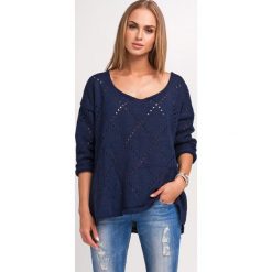 Swetry oversize damskie: Oversizowy Granatowy Sweter Ażurowy z Dekoltem V