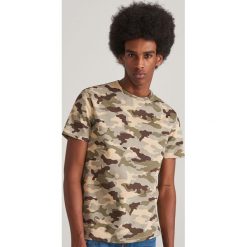T-shirt moro - Beżowy. Brązowe t-shirty męskie Reserved, s, moro, bez kołnierzyka. Za 49,99 zł.