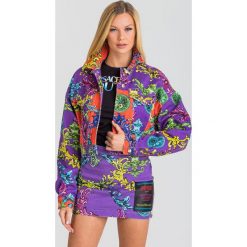 KATANA JEANSOWA VERSACE JEANS COUTURE. Różowe kurtki damskie Versace Jeans Couture, z aplikacjami, z jeansu, bez kaptura. Za 2789,00 zł.